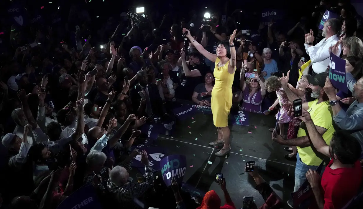 Wali Kota Toronto yang baru terpilih, Olivia Chow, melambai kepada para pendukungnya saat ia merayakan kemenangannya di sebuah acara malam pemilihan di Toronto, Kanada pada hari Senin (26/6/2023). (Chris Young/The Canadian Press via AP)