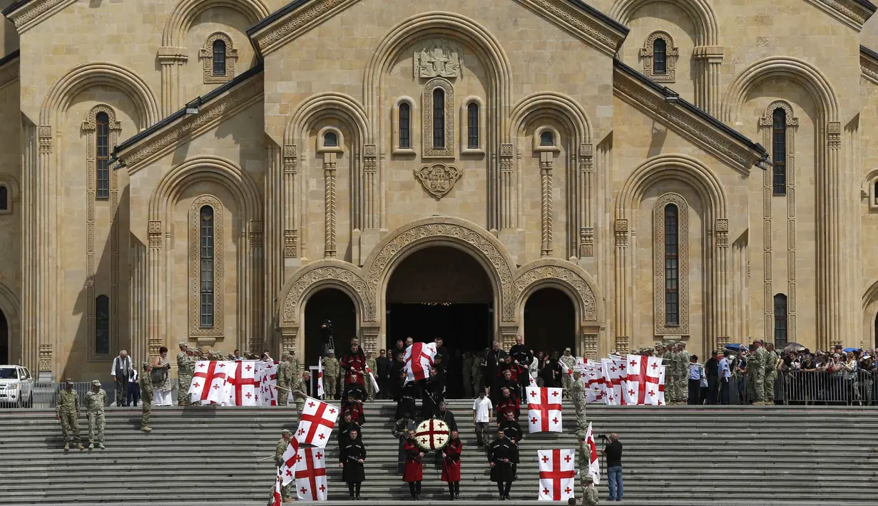 Ratusan orang memenuhi Katedral Trinity di Tbilisi untuk memberikan penghormatan terakhir mantan diplomat Soviet itu, Georgia, Minggu (13/7/14). (REUTERS/David Mdzinarishvili)