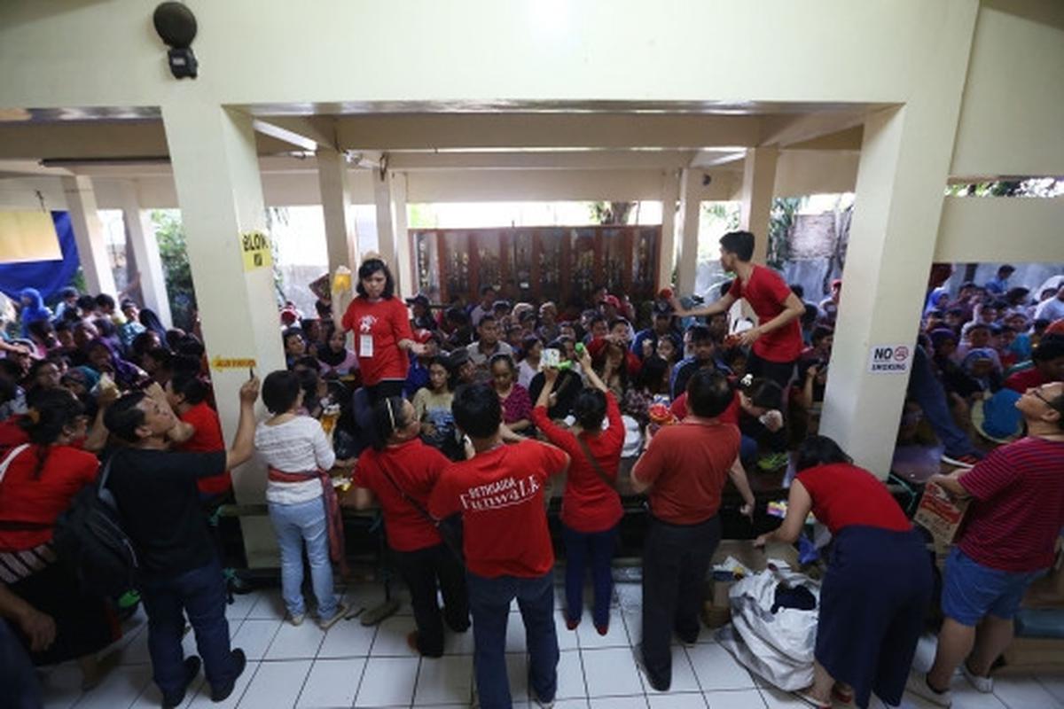 Antusiasme warga borong sembako di pasar murah Yayasan Hati Suci