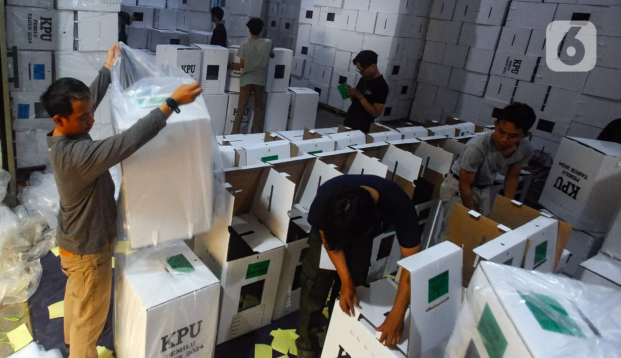 <p>Nantinya, logistik Pemilu akan didistribusikan ke Panitia Pemilihan Kecamatan (PPK) untuk disebar ke 3.824 tempat pemungutan suara (TPS) se-Kota Tangerang Selatan yang akan digunakan pada 14 Februari 2024. (merdeka.com/Arie Basuki)</p>