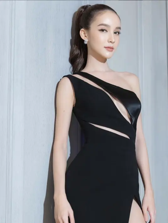 Tampil anggun dengan dress hitam klasik, potongan unik pada bagian dada membuat total look-nya terlihat menawan. [Foto: Instagram/ yoshirinrada]