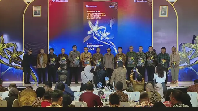 Bank Indonesia (BI) meluncurkan Buku Kajian Ekonomi dan Keuangan Syariah Indonesia (KEKSI) 2023. Peluncuran buku dilakukan dalam kegiatan Sharia Economic and Financial Outlook (ShEFO) 2024, Senin (26/2/2024). (Tira/Liputan6.com)