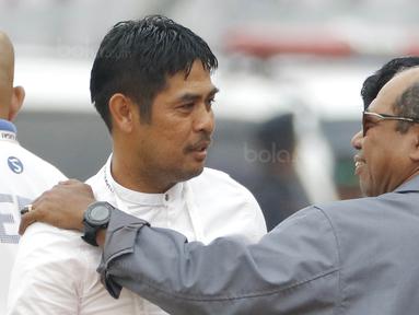 Pelatih Persib, Emral Abus, menyapa pelatih Semen Padang, Nil Maizar, pada laga Liga 1 Indonesia di Stadion Si Jalak Harupat, Bandung, Sabtu, (9/9/2017). Persib ditahan imbang 2-2 oleh Semen Padang. (Bola.com/M Iqbal Ichsan)