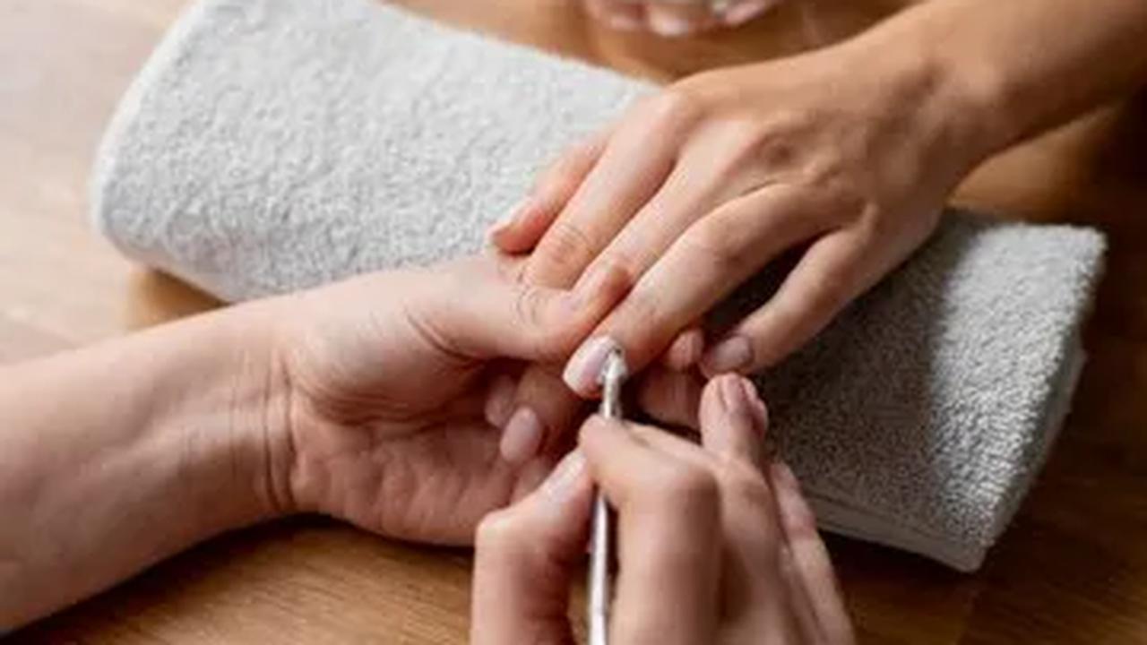 Sebuah penelitian terbaru dari dua universitas di Jepang menemukan bahwa proses manicure, khususnya di salon, dapat berkontribusi pada peningkatan emosi positif, relaksasi, dan vitalitas.
