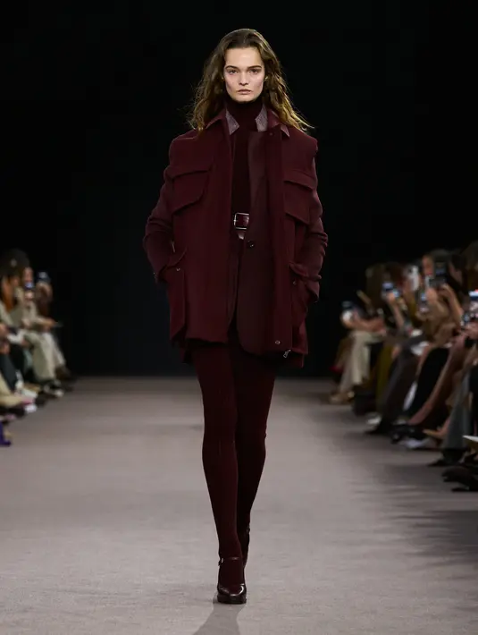 Celana dengan lipatan lembut di lutut dan pinggang lebar mengingatkan pada britches kuno, memberikan nuansa aristokrat yang tetap relevan dalam mode modern.  [Dok/MaxMara].