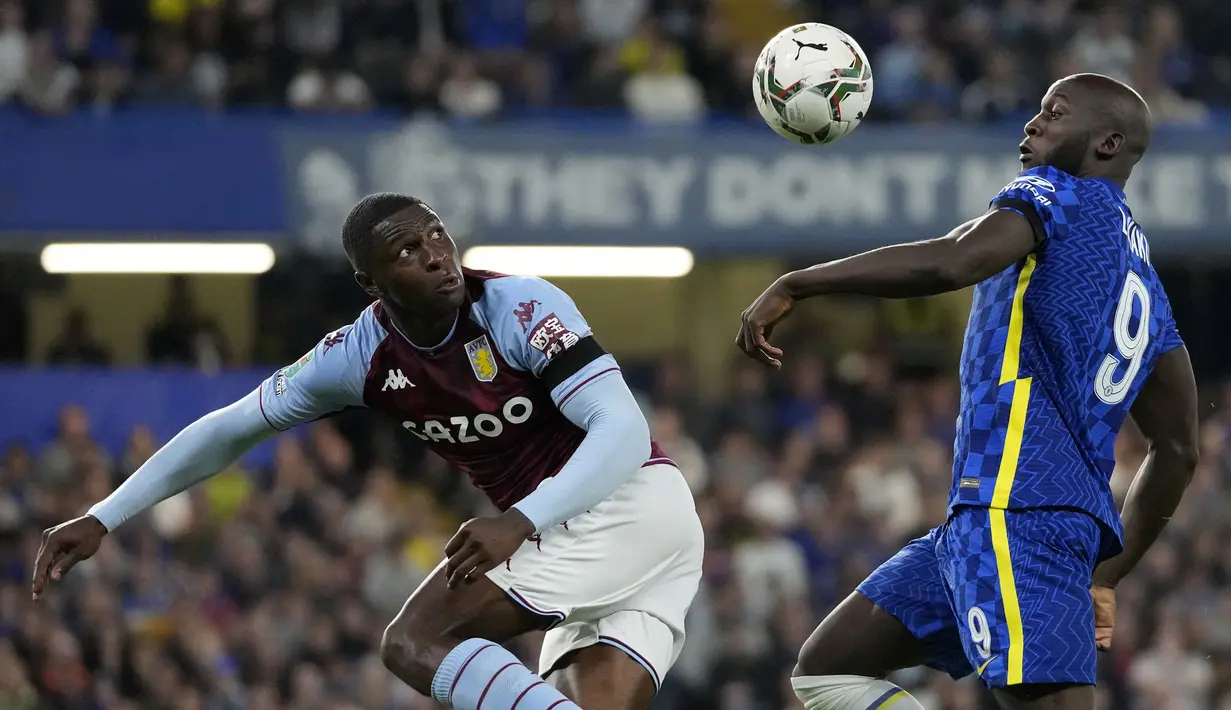 Chelsea mencoba bermain dominan sejak dimulainya pertandingan, namun pertahanan Aston Villa begitu solid dan disiplin. Hingga menit ke-20, belum ada peluang yang membahayakan gawang kedua kesebelasan. Skor kacamata bertahan hingga turun minum. (AP/Frank Augstein)