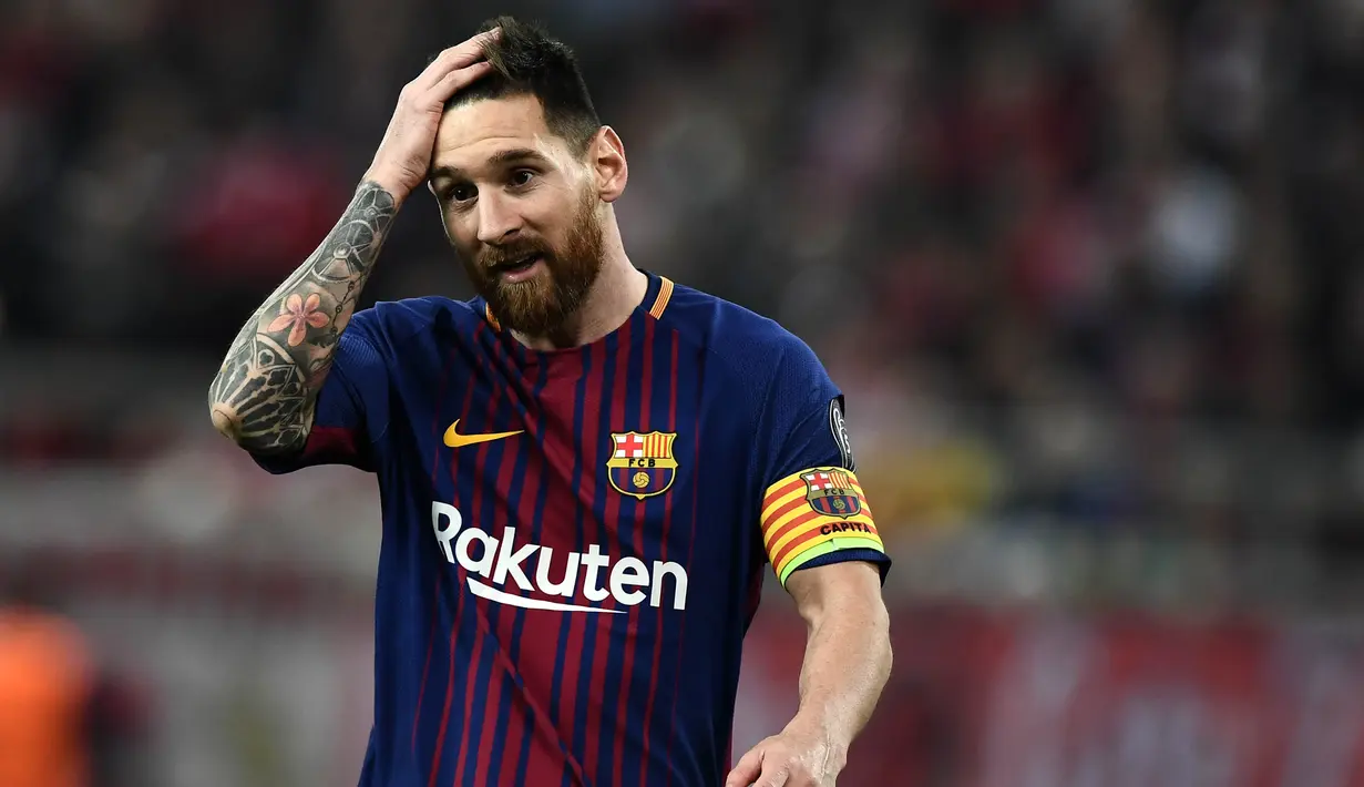 Striker Barcelona, Lionel Messi, tampak kecewa usai gagal membawa Barcelona menang atas Olympiakos pada laga Liga Champions di Stadion Karaiskakis, Selasa (31/10/2017). Barcelona bermain imbang 0-0 dengan Olympiakos. (AFP/Aris Messinis)