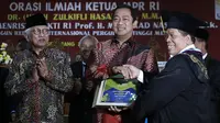 Wali Kota Semarang Hendrar Prihadi menerima penghargaan Upakarti Prabaswara Mandala dari Unnes, Kamis (29/3/2018). (foto: Liputan6.com/dok.humas/felek wahyu)