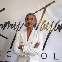 Setelah sebelas tahun berkarir Kimmy ingin berbagi pengalamannya dengan mendirikan sekolah model