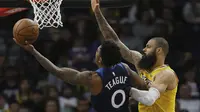 Pemain Timberwolves, Jeff Teague mencoba memasuki bola ke jaring dengan kawalan bintang Lakers, Tyson Chandler. (AP Photo/Stacy Bengs)