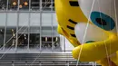 Orang-orang mennonton dari gedung kantor ketika balon Spongebob Squarepants memeriahkan parade perayaan Hari Thanksgiving di kawasan Sixth Avenue, New York, Kamis (28/11/2019). Parade yang membelah jalanan kota New York ini selalu ditunggu setiap tahunnya. (AP Photo/Jeenah Moon)