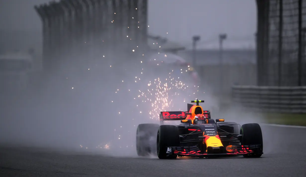 Pancaran bunga api dan asap keluar dari mobil pebalap Red Bull, Max Verstappen aat sesi latihan bebas F1 GP China di Shanghai, (7/4/2017). (AFP/Johannes Eisele)