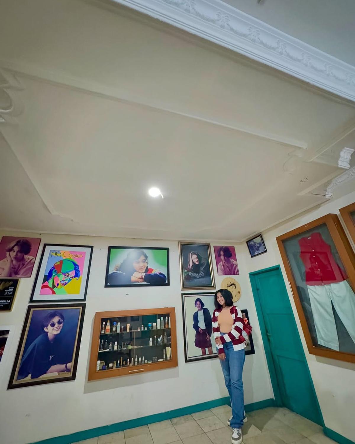 Potret Nita Gunawan Kunjungi Museum Nike Ardilla, Bikin Netizen Kaget Karena Disebut Mirip