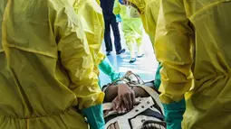 Tim medis mengevakuasi pasien terinfeksi virus corona saat simulasi di Pelabuhan Belawan, Medan, Sumatera Utara, Senin (3/2/2020). Simulasi ini dilakukan untuk meningkatkan kesiapan dalam menangani pasien terinfeksi virus corona. (Ivan Damanik/AFP)