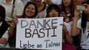 Fans dari Taiwan memajang tulisan ucapan terima kasih untuk Bastian Schweinsteiger saat menyaksikan laga Jerman melawan Finlandia di Monchengladbach, Jerman (1/9/2016) dini hari WIB. Jerman menang 2-0. (AFP/Patrik Stollarz)