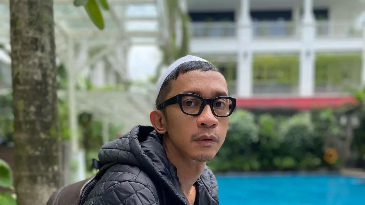 Aming Pamer Penampilan Maskulin dengan Pakaian Islami