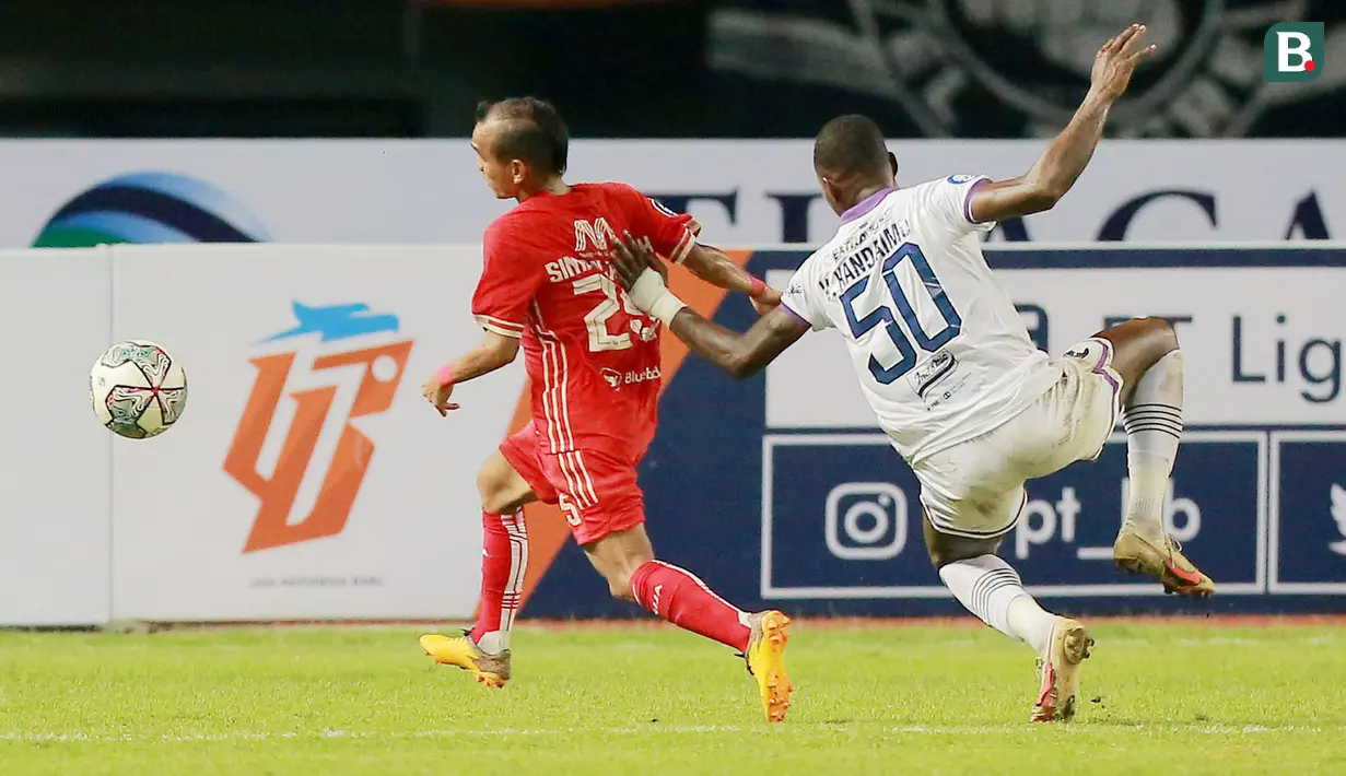 Pemain Persija Jakarta, Riko Simanjuntak (kiri), berusaha melewati pemain Persita Tangerang, Yohanes Kandaimu, pada laga pekan keenam BRI Liga 1 2022/2023 di Stadion Patriot Candrabhaga, Bekasi, Rabu (24/8/2022). (Bola.com/M Iqbal Ichsan)