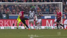 Bek tengah Hannover, Salif Sane menorehkan gol tendangan voli sensasional, namun gol tersebut tidak cukup untuk menghindarkan timn...
