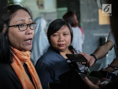 Antarini Arna dan Anis Hidayah, warga yang tergabung dalam Aliansi Warga Cinta Depok, memberikan keterangan di kantor Ombudsman RI, Jakarta, Jumat (26/7/2019). Warga Depok datang mengadu ke Ombudsman perihal pemisahan lahan parkir untuk laki-laki dan perempuan. (Liputan6.com/Faizal Fanani)