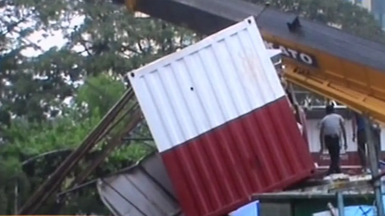 Crane Roboh Timpa Rumah