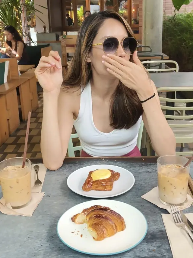 Cinta Laura saat makan di Bali.  [@claurakiehl]