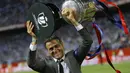 Pelatih FC Barcelona, Luis Enrique, membawa tropi Piala Raja Spanyol (Copa del Rey) di stadion Vicente Calderon, Spanyol, Minggu (28/5). Enrique mengaku bahagia bisa mempersembahkan satu trofi untuk Barca pada musim ini. (AP Photo)