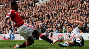 Gelandang Tottenham, Erik Lamela (kanan) berebut bola dengan gelandang Manchester United, Timothy Fosu pada lanjutan liga Inggris di stadion White Hart Lane, London, (10/4). Tottenham menang telak atas MU dengan skor 3-0. (Reuters/Eddie Keogh)