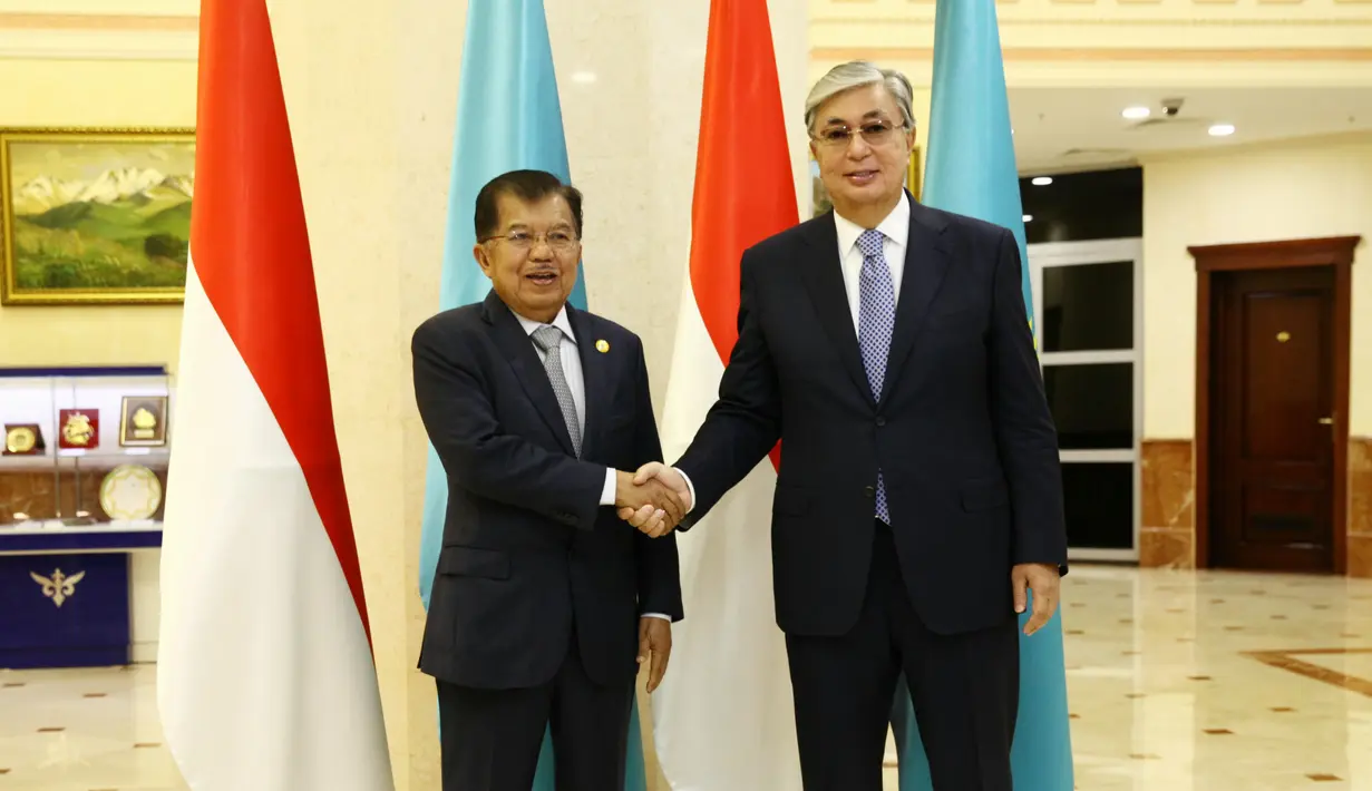 Wakil Presiden (Wapres) Jusuf Kalla dan Ketua Senat Kazakhstan Kassym-Jomart Tokayev berjabat tangan seusai kunjungan kehormatan di Astana, Kazakhstan, Senin (11/9). Keduanya saling bertukar ide tentang sistem pemerintahan (Tim Media Wapres/Syamsu Millah)