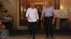 Menteri Ketenagakerjaan, Hanif Dhakiri (kiri) berjalan usai melayat di kediaman Menteri Kelautan dan Perikanan Susi Pudjiastuti, Jakarta. Senin (18/1/2016). Putra Menteri Susi, Panji Hilmansyah wafat di Florida, AS. (Liputan6.com/Helmi Fithriansyah)