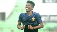 Alfin Tuasalamony menjalani debut di Trofeo Bhayangkara 2017. (Bola.com/Iwan Setiawan)