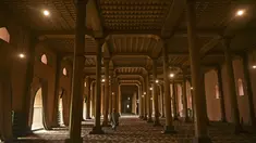 Seorang umat Muslim berjalan di dalam masjid Jamia selama bulan suci Ramadhan di Srinagar (20/4/2021). Masjid Jamia adalah sebuah masjid di Srinagar, Jammu dan Kashmir, India. (AFP/ Tauseef Mustafa)