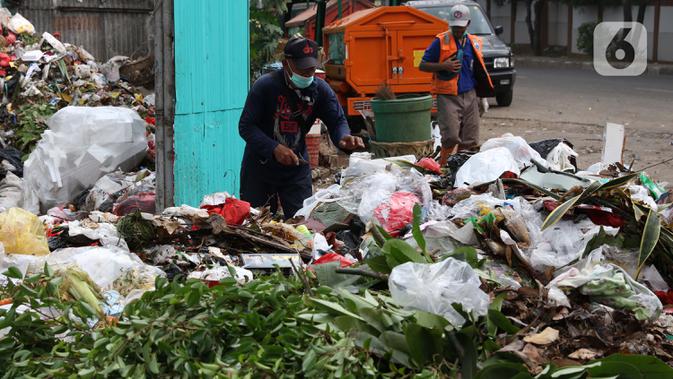 Pemulung memilah sampah di Tempat Pembuangan Sementara Kalibata, Jakarta, Jumat (10/4/2020). Kadis Lingkungan Hidup DKI Jakarta, Andono Warih mengatakan terjadi penurunan tonase sampah rata-rata 620 ton per hari selama penerapan WFH akibat pandemi Covid-19. (Liputan6.com/Helmi Fithriansyah)