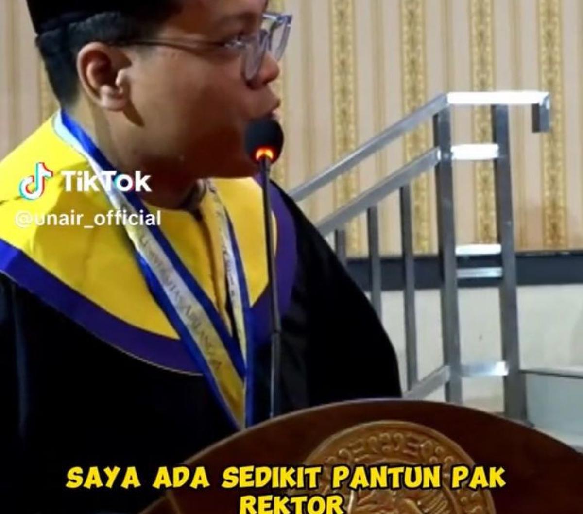 Naik ke mimbar untuk menyampaikan sepatah dua patah kata, wisudawan bernama Rafi ini pun memulainya dengan pantun.<br><br>"Saya ada sedikit pantun Pak Rektor," ucapnya.