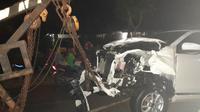 Kondisi salah satu mobil yang mengalami insiden tabrakan beruntun rusak parah. (Hermawan Arifinato/Liputan6.com)