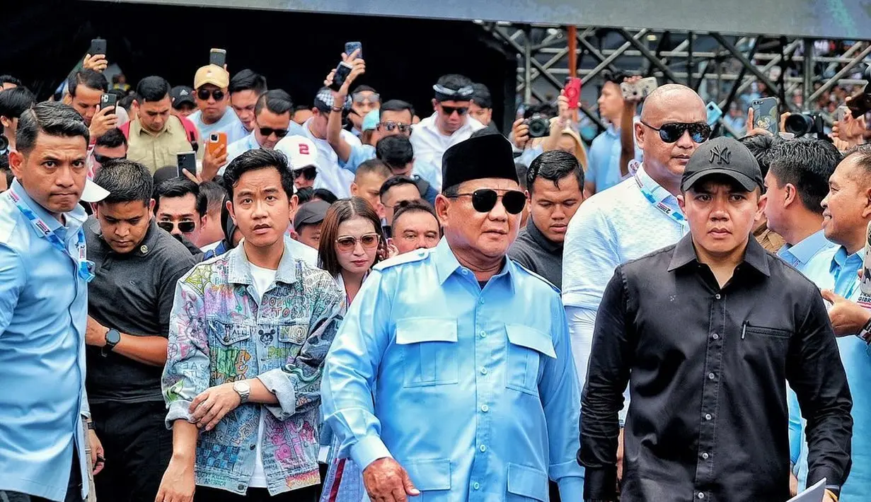 Gaya khas Prabowo lainnya adalah mengenakan kemeja lengan panjang dengan beberapa kantong di bagian depan berwarna polos. [Foto: Instagram/gibran_rakabuming]