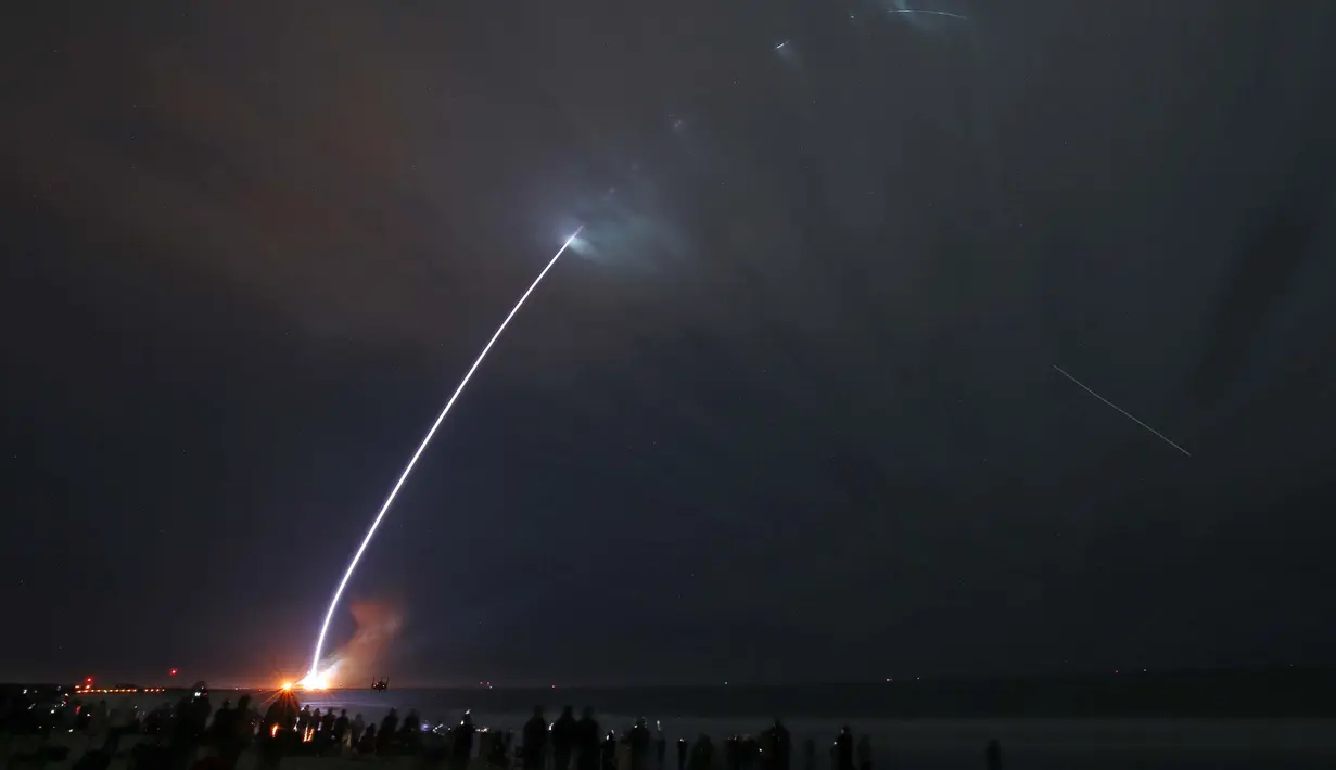 Roket Blue Origin New Glenn meluncur pada pukul 2:03 dini hari (0703 GMT) dari Pangkalan Angkatan Antariksa Cape Canaveral di negara bagian Florida, Amerika Serikat. (Gregg Newton/AFP)