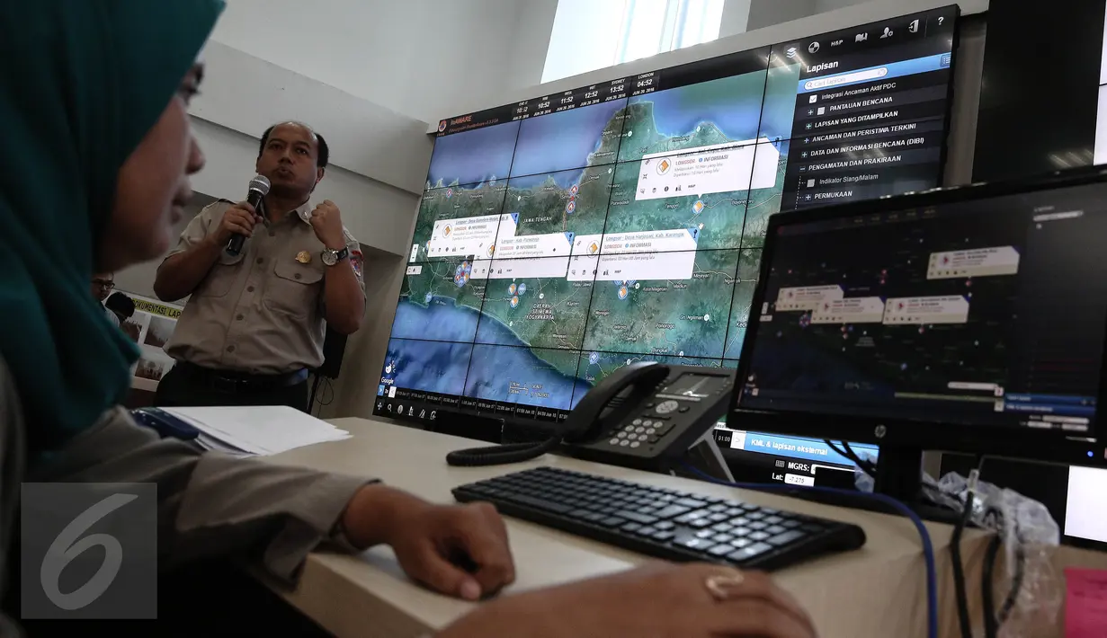 Kepala Pusat Data dan Informasi BNPB, Sutopo Purwo Nugroho memberikan paparan banjir dan longsor Jawa Tengah di Gedung BNPB, Jakarta, (20/6). 43 orang meninggal dan 19 menghilang akibat banjir dan longsor di Jawa Tengah. (Liputan6.com/Faizal Fanani)