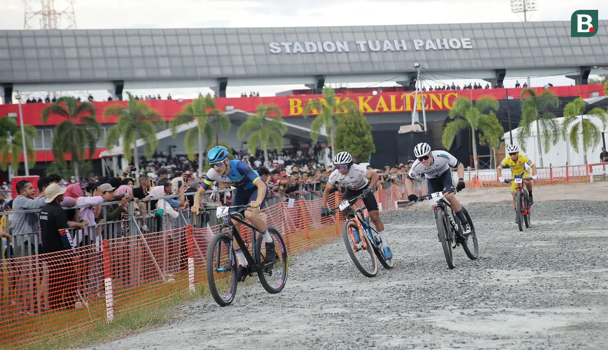 Pembalap Prancis, Eddy Steible, memimpin balapan di UCI MTB Eliminator World Cup 2024 yang digelar di Sirkuit SG 1973, Palangka Raya, Minggu (19/5/2024). (Bola.com/Ade Yusuf Satria)