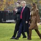 Mantan Presiden AS Donald Trump, Melania Trump, dan Barron Trump di 2019. Dok: AP/Evan Vucci