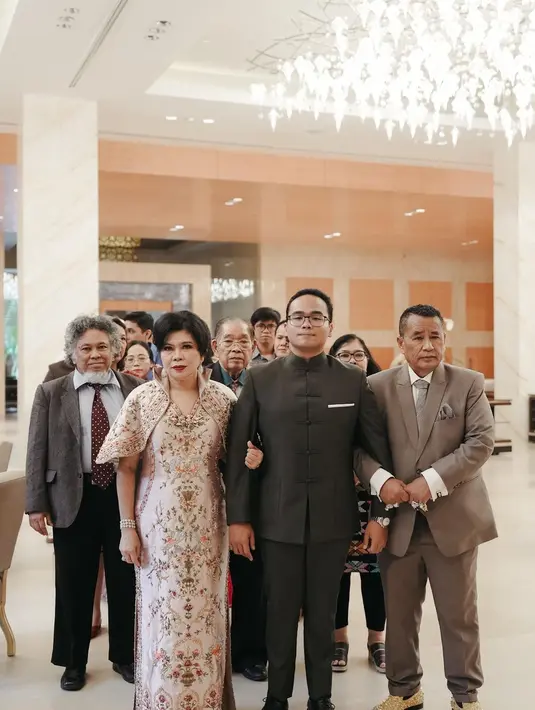 Putra bungsu Hotman Paris tunangan dengan wanita cantik Giovani yang memiliki darah Tionghoa. Acara tersebut juga diadakan prosesi sangjit. Hotman dan keluarga membawa seserahan untuk calon mempelai perempuan.[Instagram/hotmanparisofficial]