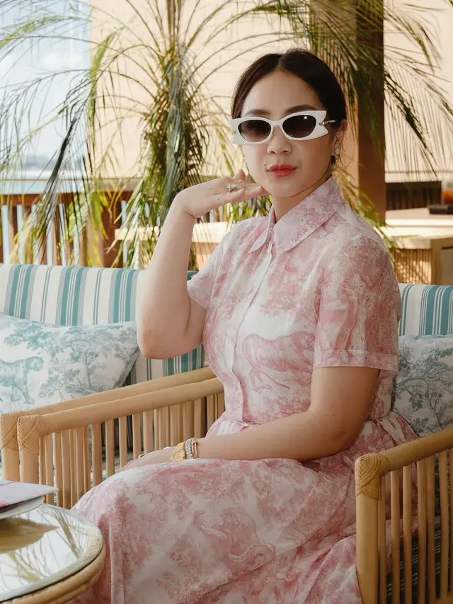 Gaya Mahal Nagita Slavina Serba Dior saat Liburan ke Bali. [@raffinagita1717]