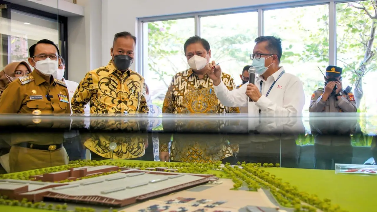 Menteri Koordinator Bidang Perekonomian Airlangga Hartarto pada acara Peluncuran Produksi Perdana Wuling Air EV di PT SAIC General Motors Wuling (SGMW) Motor Indonesia Cikarang, Jawa Barat, Senin (8/8/2022). (Dok Kemenko Perekonomian)