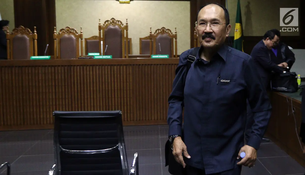 Ekspresi pengacara tersangka kasus E-KTP Setya Novanto, Fredrich Yunadi saat pembacaan eksepsi di Jakata, Kamis (15/2). Selain memesan kamar RS Medika Permata Hijau, Fredrich juga didakwa merekayasa sakit dan data medis Setnov. (Liputan6.com/JohanTallo)