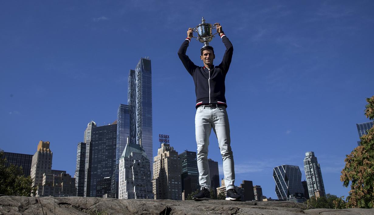 Juara tenis tunggal putra AS Terbuka 2015 asal Serbia, Novak Djokovic, berpose dengan trofi juara di Central Park, New York, AS, Senin (14/9/2015). (Reuters/Carlo Allegri)