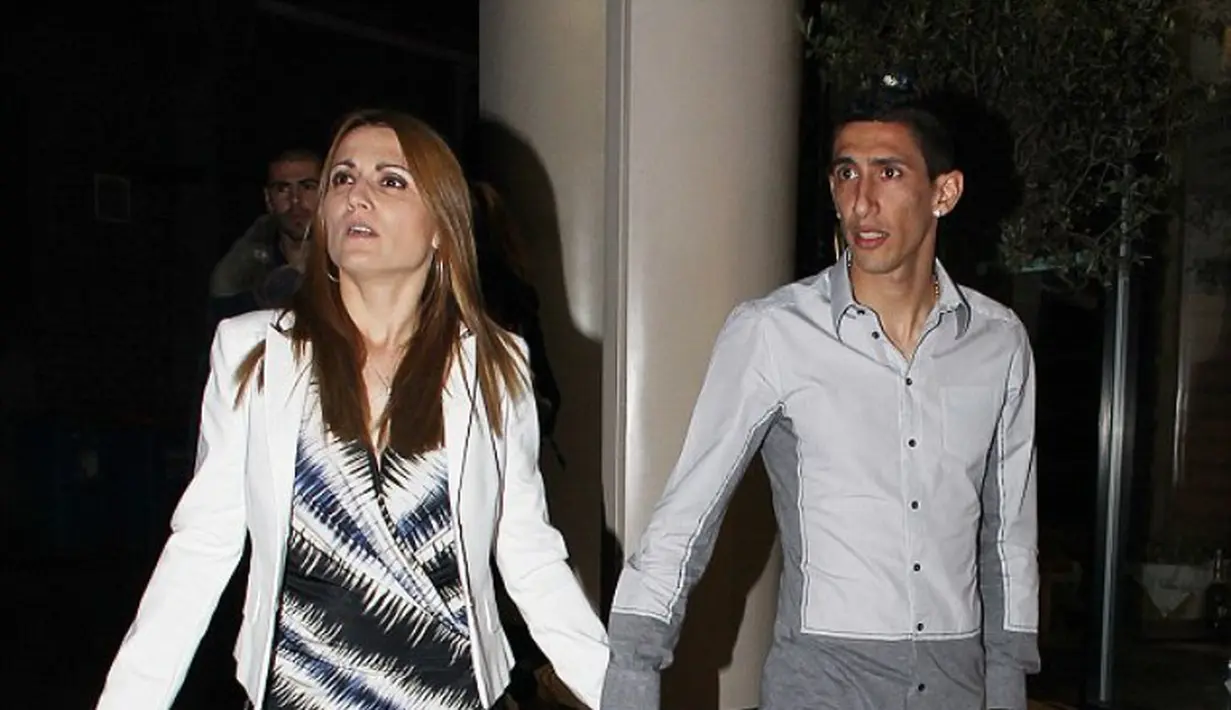 Angel Di Maria menggandeng mesra istrinya, Jorgelina Cardoso (EA Monn)