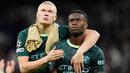 Pemain Manchester City, Erling Haaland dan Marc Guehi tampak lesu setelah ditaklukkan Real Madrid pada laga leg pertama babak 16 besar Liga Champions di Stadion Santiago Bernabeu (12/3/2026). (AP Photo/Jose Breton)