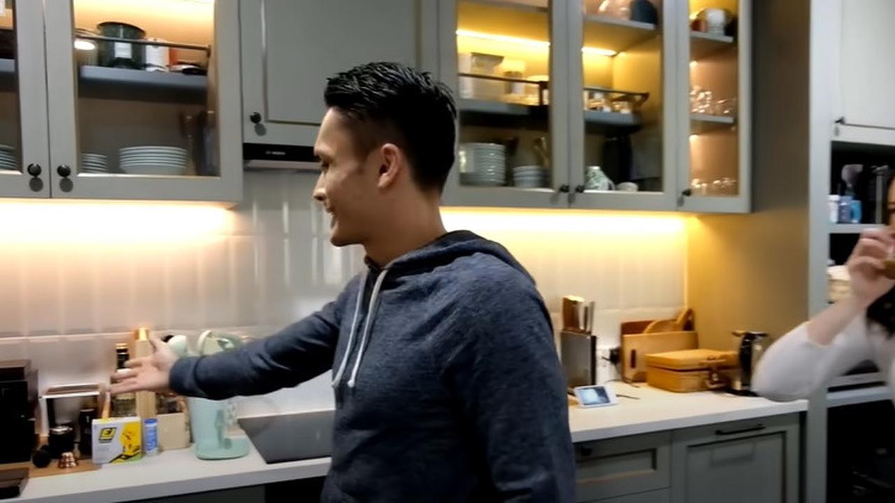 9 Potret Dapur Rumah Randy Pangalila yang Jarang Tersorot, Jadi Area Terfavorit - Punya Banyak Koleksi Mesin Kopi Lengkap