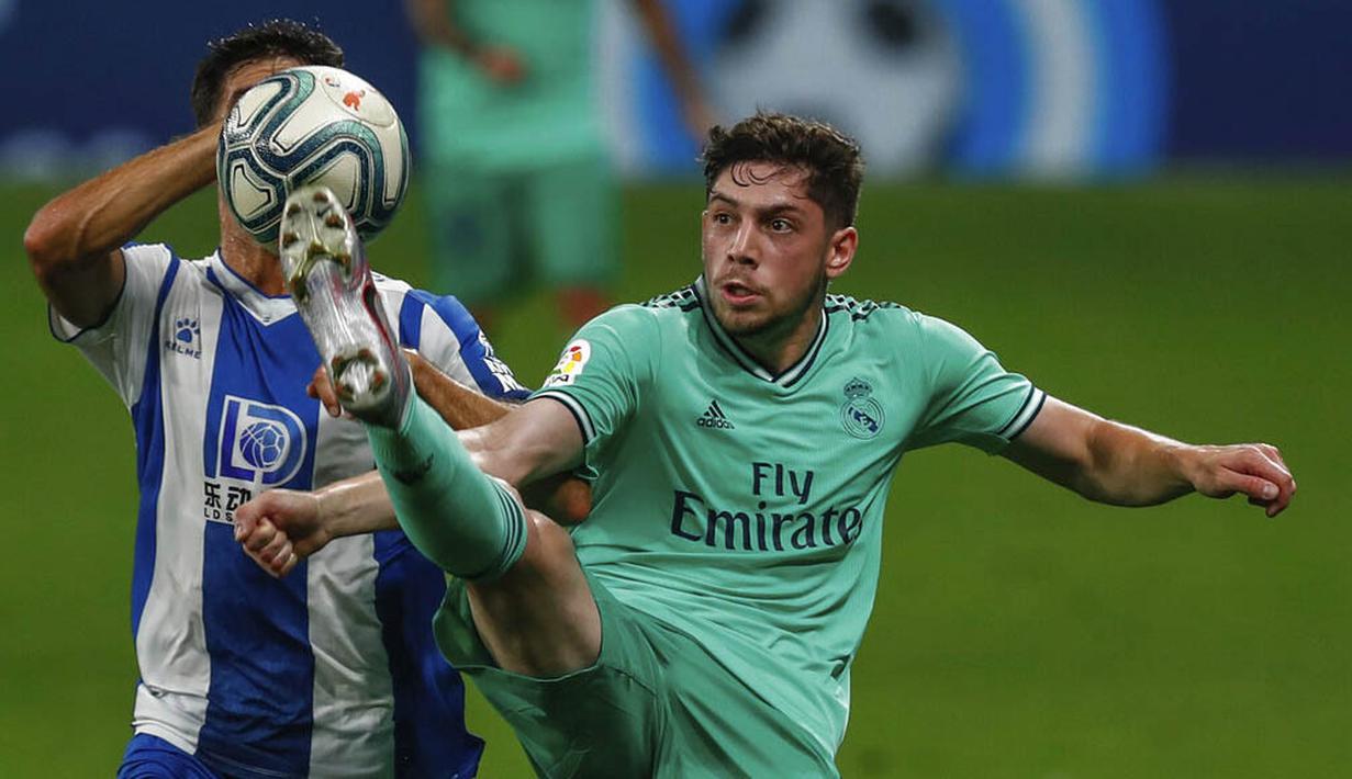 Pemain Real Madrid, Federico Valverde, berebut bola dengan pemain Espanyol, Didac Vila, pada laga La Liga di Stadion Cornella-El Prat, Minggu (28/6/2020). Real Madrid menang 1-0 atas Espanyol. (AP/Joan Monfort)