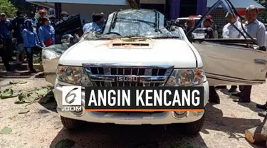 Angin kencang melanda kawasan Depok Jawa Barat, akibat angin kencang sebuah minibus yang tengah parkir di Kampus Universitas Pancasila tertimpa pohon tumbang. Akibatnya seorang wanita tewas dan suaminya luka-luka.