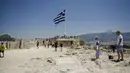 Turis mengambil foto saat mengunjungi Acropolis di Athena, Yunani, Minggu (24/7/2022). Negara ini berada dalam cengkeraman gelombang panas yang dimulai pada 23 Juli dan akan berlangsung beberapa hari. Suhu diperkirakan akan mencapai 42 derajat Celcius (107 derajat Fahrenheit) di beberapa daerah.
(Louisa GOULIAMAKI / AFP)